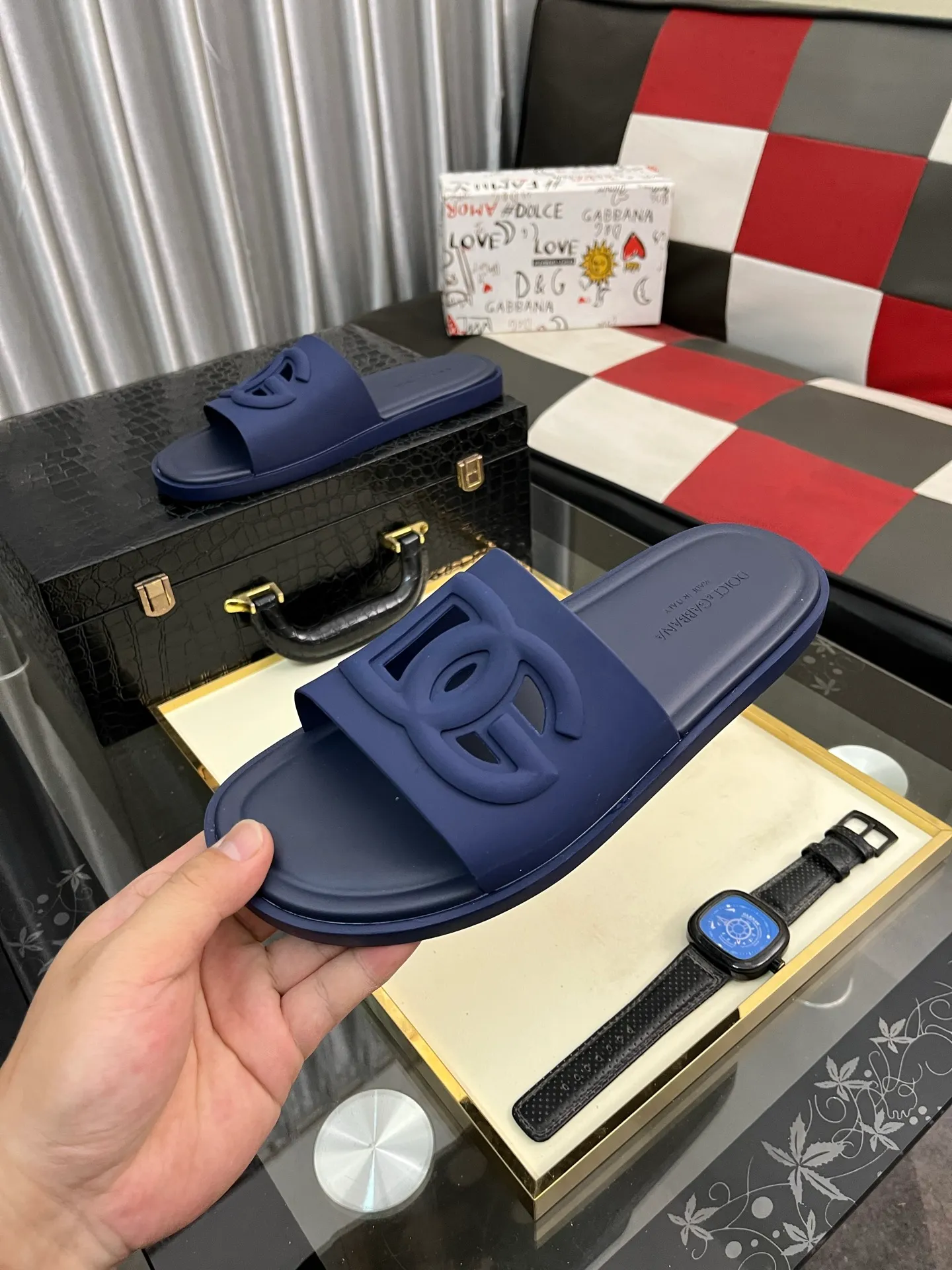 Men's Men's Shoes 💰300⌚️⌚️ (DG) The latest casual slippers are fashionable and versatile, and can add luster to various looks. Create an exquisite design with unique dynamic vitality and modern atmosphere, showing modern elegance. Size: 38-442️⃣Colors available